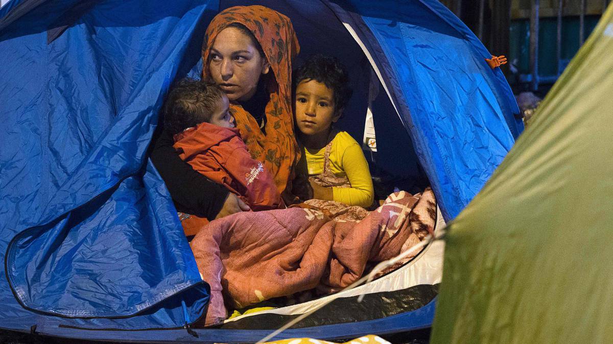 Una mujer siria junto a sus hijos, al norte de París, en una foto de 2015.
