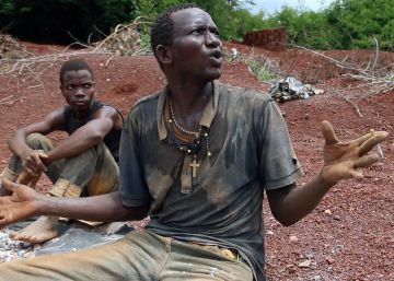 Joseph Bado es un minero de oro a pequeña escala en la ciudad costamarfileña de Angovia.