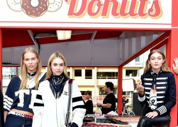El dise&ntilde;ador Tommy Hilfiger junto a algunas de sus modelos como Gigi Hadid.
