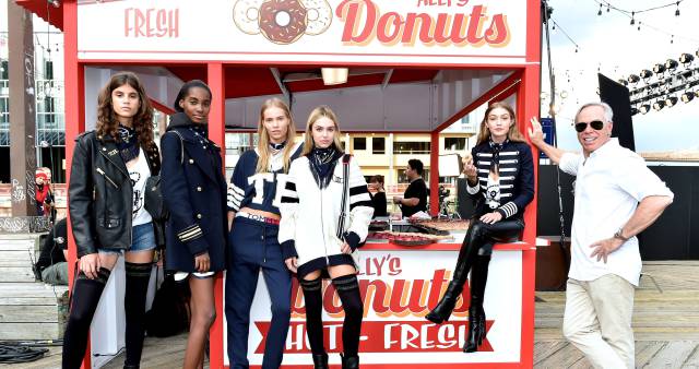 Tommy Hilfiger junto a algunas de sus modelos como Gigi Hadid.
