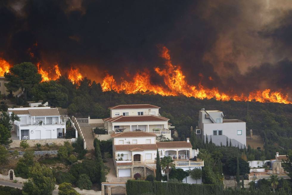 El fuego en la urbanización Cumbres del Sol junto al paraje natural de La Granadella (Jávea). El fuego en la urbanización Cumbres del Sol junto al paraje natural de La Granadella (Jávea).
