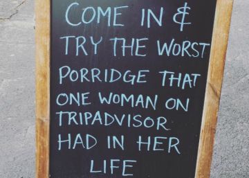El cartel de bar que presume de crítica en TripAdvisor (y saca provecho de ella)