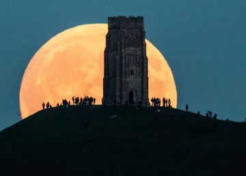 Imagen de una gran luna llena en Glastonbury Tor, Inglaterra.