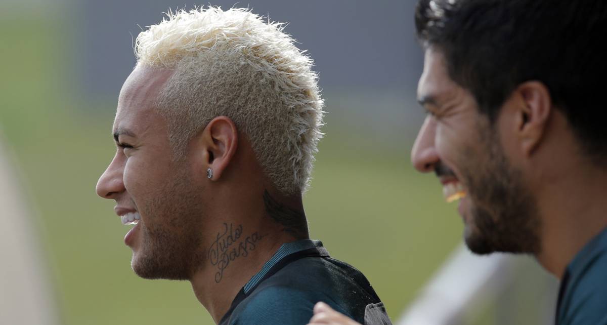 Neymar y su compa&ntilde;ero del Barcelona Luis Su&aacute;rez.