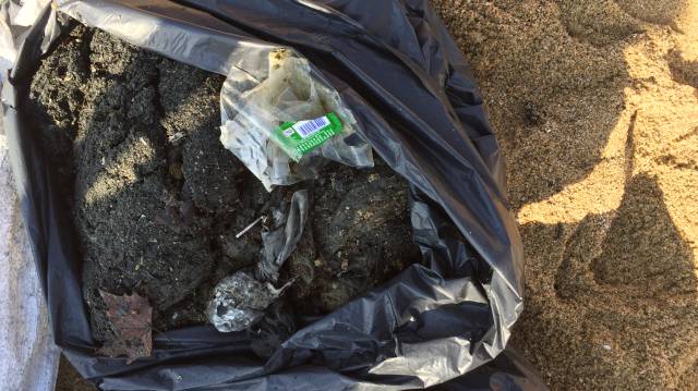 Toallitas y plásticos recogidos en el mar.