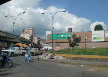 Caracas se desmenuza lentamente