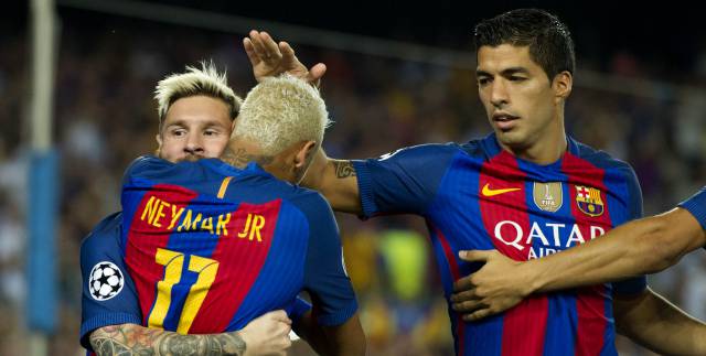 Neymar y Suárez felicitan a Messi por su primer gol.