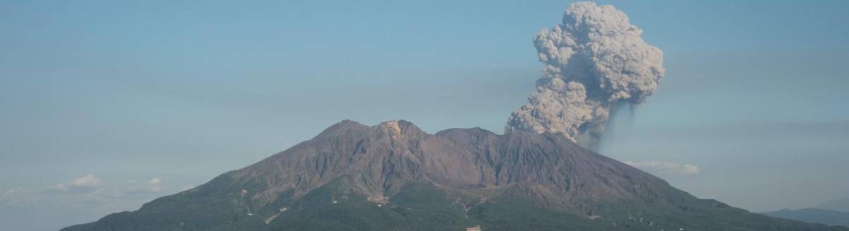 El volc&aacute;n Sakurajima junto a la ciudad Kagosima, conocida como el N&aacute;poles de Oriente.rn 