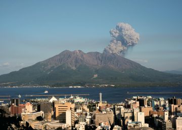 El volcán Sakurajima junto a la ciudad Kagosima, conocida como el Nápoles de Oriente.