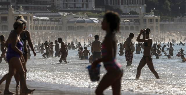 San Sebastián still enjoying hot weather on Monday.