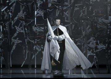 Norma, asfixiada entre cruces