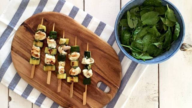 Brochetas de rape, calabacín y albahaca