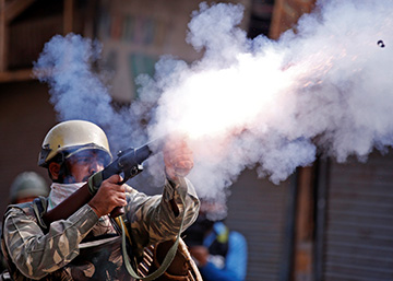 Activistas de Karnataka queman una efigie del líder del estado vecino, Tamil Nadu, este martes en Bangalore (India).