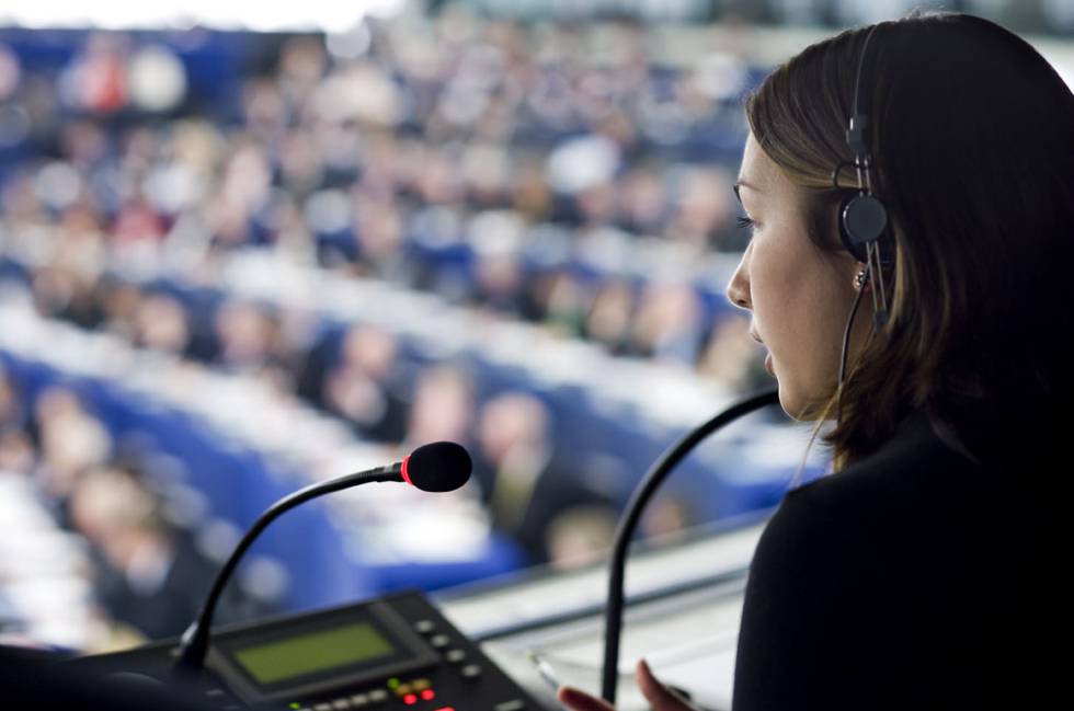 Una traductora trabaja durante un pleno del Parlamento Europeo.