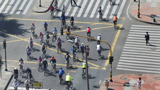 Ciclistas transitan por las calles de Bogotá (Colombia).