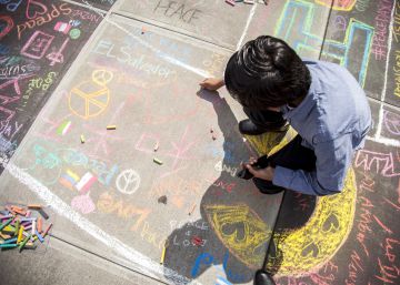 En el D&iacute;a de la Paz, cientos de personas dejaron su mensaje en el suelo de la plaza donde se levanta la sede de la ONU. 