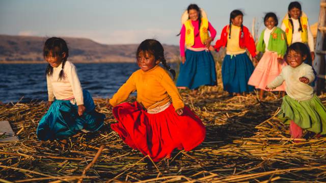 Un grupo de niñas de la comunidad Uros Titino juega a orillas del Lago Titicaca, a 14 kilómetros de la ciudad de Puno (Perú).