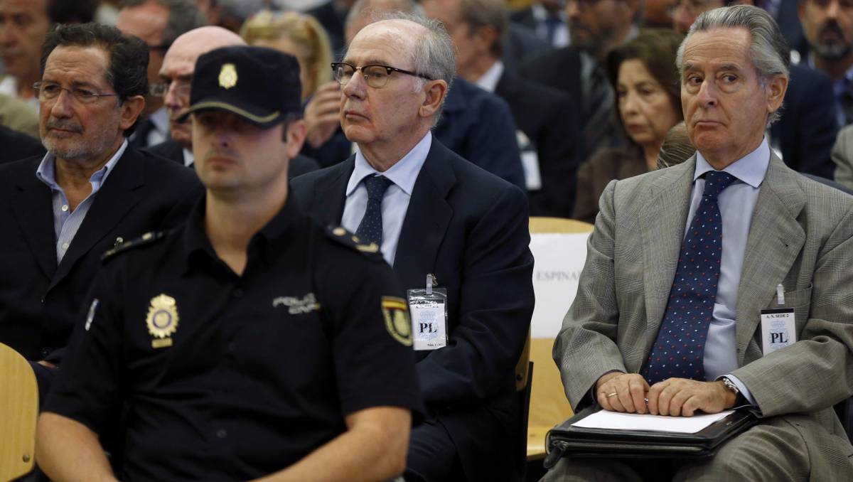 La Audiencia Nacional ha comenzado hoy, en su sede de San Fernando de Henares, el juicio contra los contra los expresidentes de Caja Madrid Miguel Blesa (d) y Rodrigo Rato (c) y otros 63 usuarios de las polémicas tarjetas "opacas" de Caja Madrid, a los que se acusa de apropiación indebida de patrimonio de la extinta entidad por medio de un sistema no justificado. EFEChema Moya ***POOL***