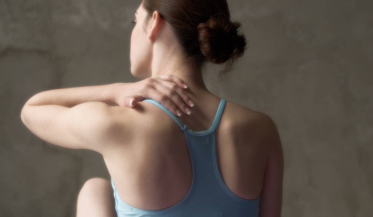 Cuatro movimientos sencillos para que deje de dolerle todo de una vez