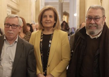 La ministra de Empleo, F&aacute;tima B&aacute;&ntilde;ez, junto a los l&iacute;deres de CCOO, Fernandez Toxo, y UGT, Candido M&eacute;ndez. 