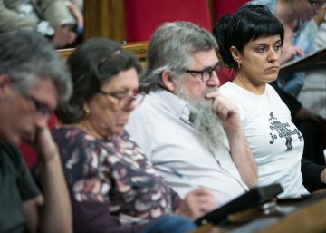 280916 Anna Gabriel junto a otros diputados de la CUP.  Cuestion de confianza del presidente catalan, Carles Puigdemont. Barcelona, 23 de setiembre de 2016 [ALBERT GARCIA].