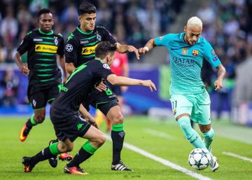 Neymar intenta pasar de varios jugadores del Borussia Moenchengladbach. 