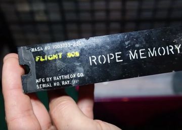 Uno de los módulos de memoria del ordenador de abordo de la misión AS-202.