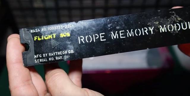 Uno de los módulos de memoria del ordenador de abordo de la misión AS-202.