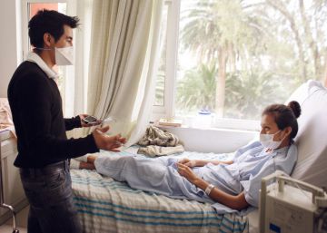 Edgar habla con Monserrat, una paciente hospitalizada, por tuberculosis multirresistente (TB-MDR) en M&eacute;xico que se cur&oacute; en 2013.