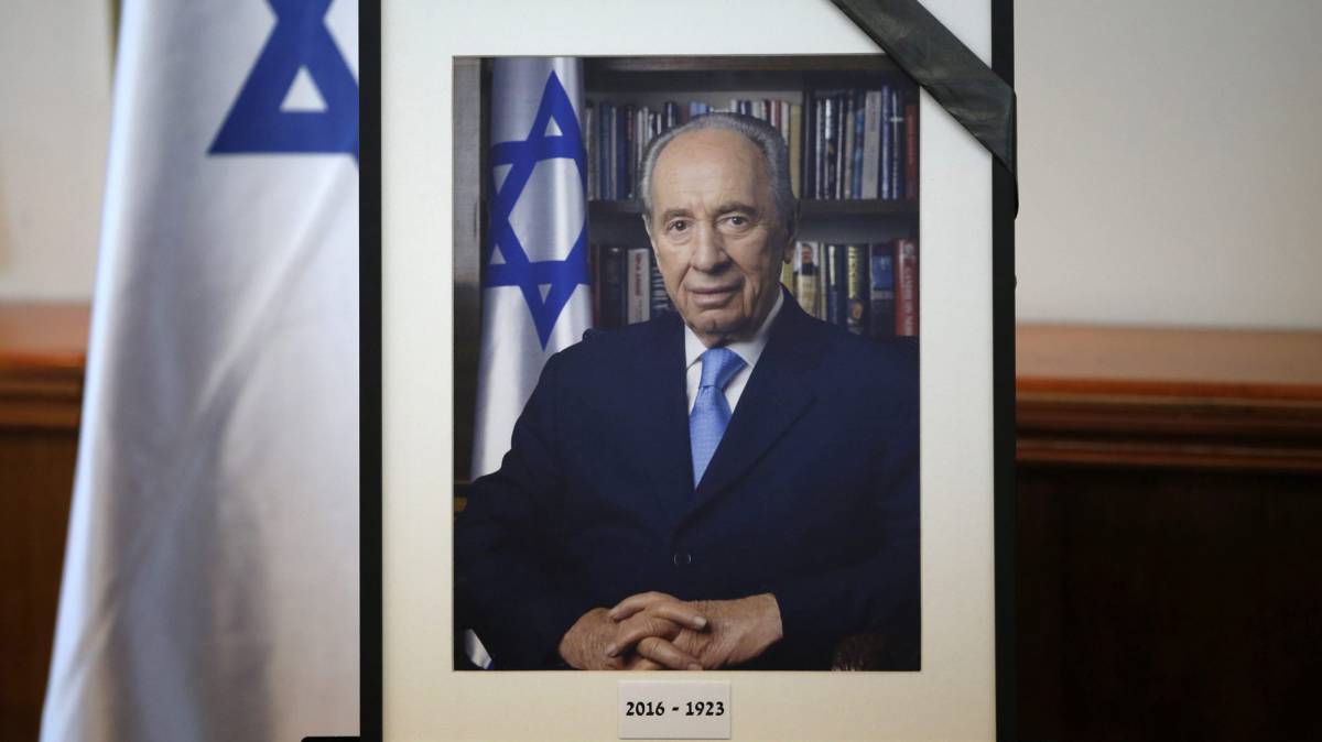 Un retrato del ex presidente israelí y premio Nobel de la paz Simón Peres.