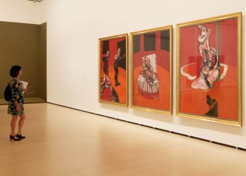 Una visitante mira una obra de Francis Bacon en el Guggenheim de Bilbao.