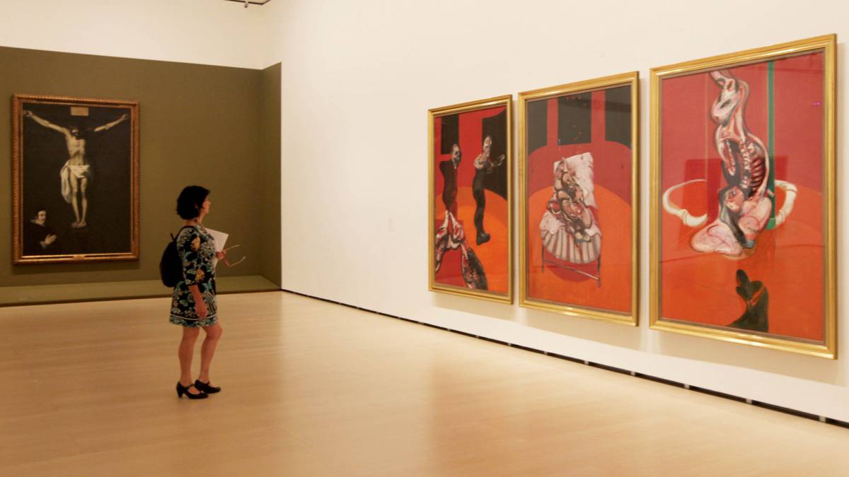 Una visitante mira una obra de Francis Bacon en el Guggenheim de Bilbao.