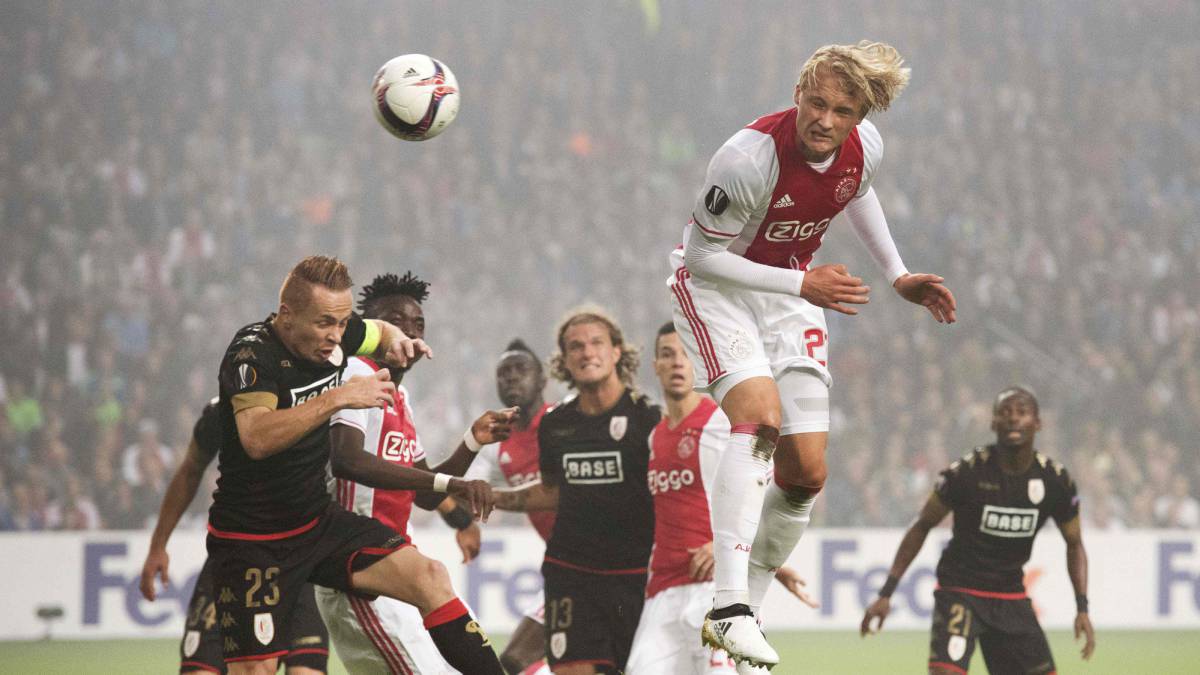 Kasper Dolberg, del Ajax Amsterdam, golpea el balón con la cabeza.