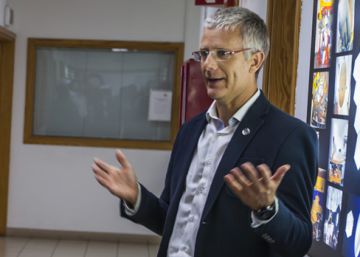 Romano Corradi, a la derecha, recibe a la delegación de astrónomos chinos en el GTC.