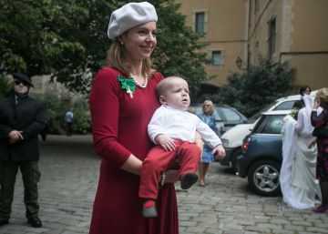 Un hereu reial entre flors prestades