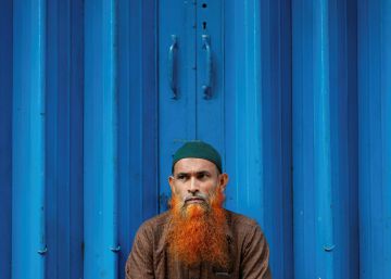 Un hombre espera en la puerta de un mercado en Colombo (Sri Lanka). 