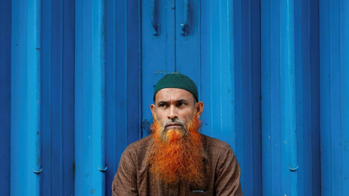 Un hombre espera en la puerta de un mercado en Colombo (Sri Lanka).
