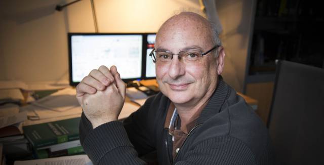 Francis Mojica, en su despacho de la Universidad de Alicante.