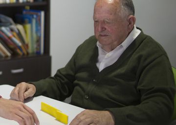 Bernardo Cea y  Alberto Cabanes juegan a domino en una residencia de ancianos.
