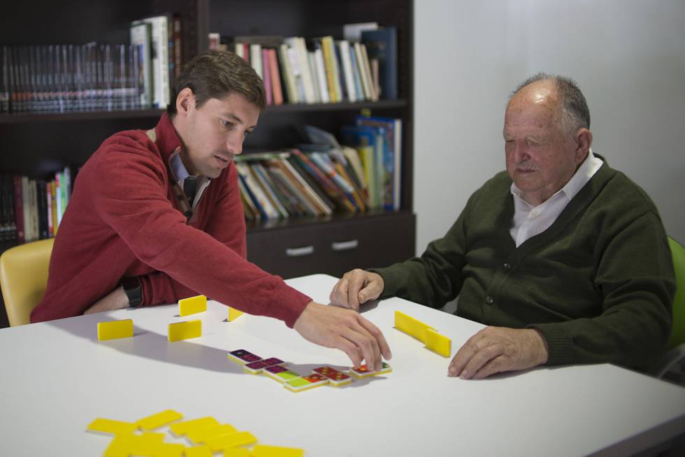 Bernardo Cea y Alberto Cabanes juegan a domino en una residencia de ancianos. Bernardo Cea y Alberto Cabanes juegan a domino en una residencia de ancianos.