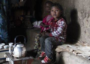 Niños esperan a ser examinados de sus vacunas en el pueblo de Germama, Etiopía.