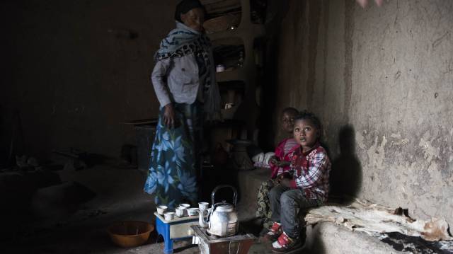 Niños esperan a ser examinados de sus vacunas en el pueblo de Germama, Etiopía.
