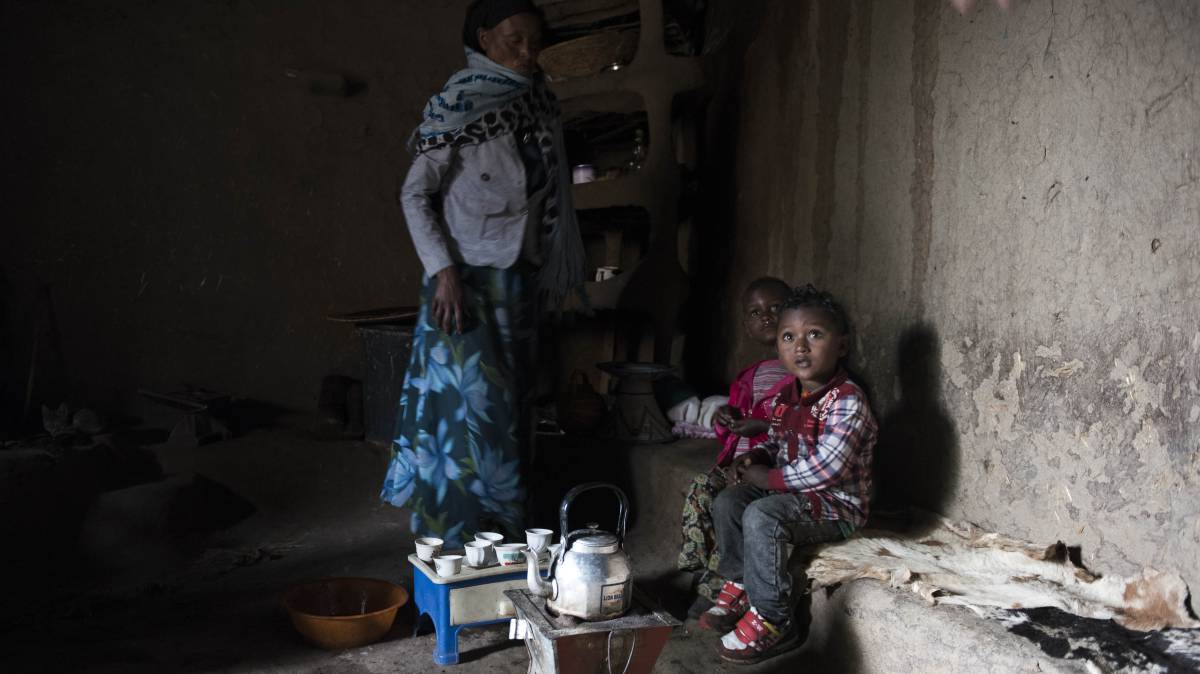 Niños esperan a ser examinados de sus vacunas en el pueblo de Germama, Etiopía.