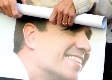 Simpatizantes de pedro s&aacute;nchez frente a la sede del Comite Ejecutivo Federal del PSOE.