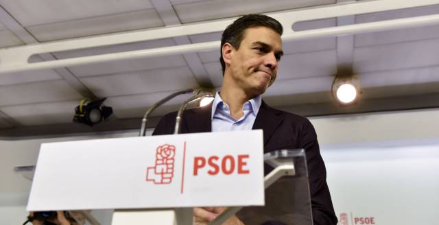 Party chief Pedro S&aacute;nchez announces his resignation.