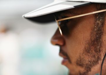 KUALA LUMPUR, MALAYSIA - OCTOBER 02: Lewis Hamilton of Great Britain and Mercedes GP on the grid before the Malaysia Formula One Grand Prix at Sepang Circuit on October 2, 2016 in Kuala Lumpur, Malaysia. (Photo by Mark ThompsonGetty Images)