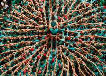 Los Castellers de Vilafranca hacen pi&ntilde;a.