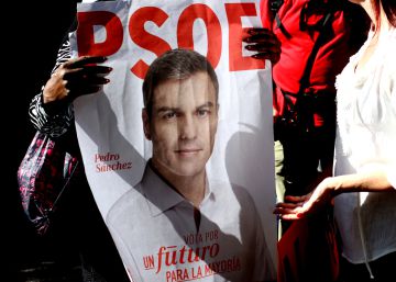 Partidarios de Pedro S&aacute;nchez concentrados ante la sede del PSOE. 