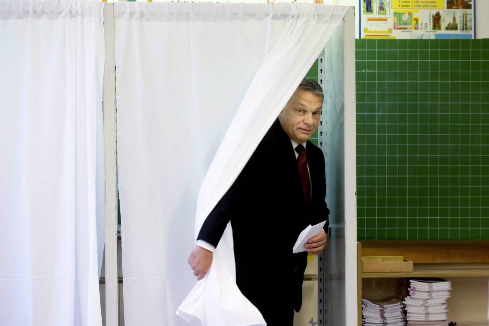 El primer ministro de Hungría, Víktor Orbán, se dispone a votar en el referéndum sobre la política de refugiados. El primer ministro de Hungría, Víktor Orbán, se dispone a votar en el referéndum sobre la política de refugiados.