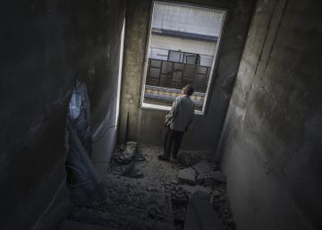 Un hombre observa los da&ntilde;os causados por una bomba en Duma, en las afueras de Damasco, Siria.
